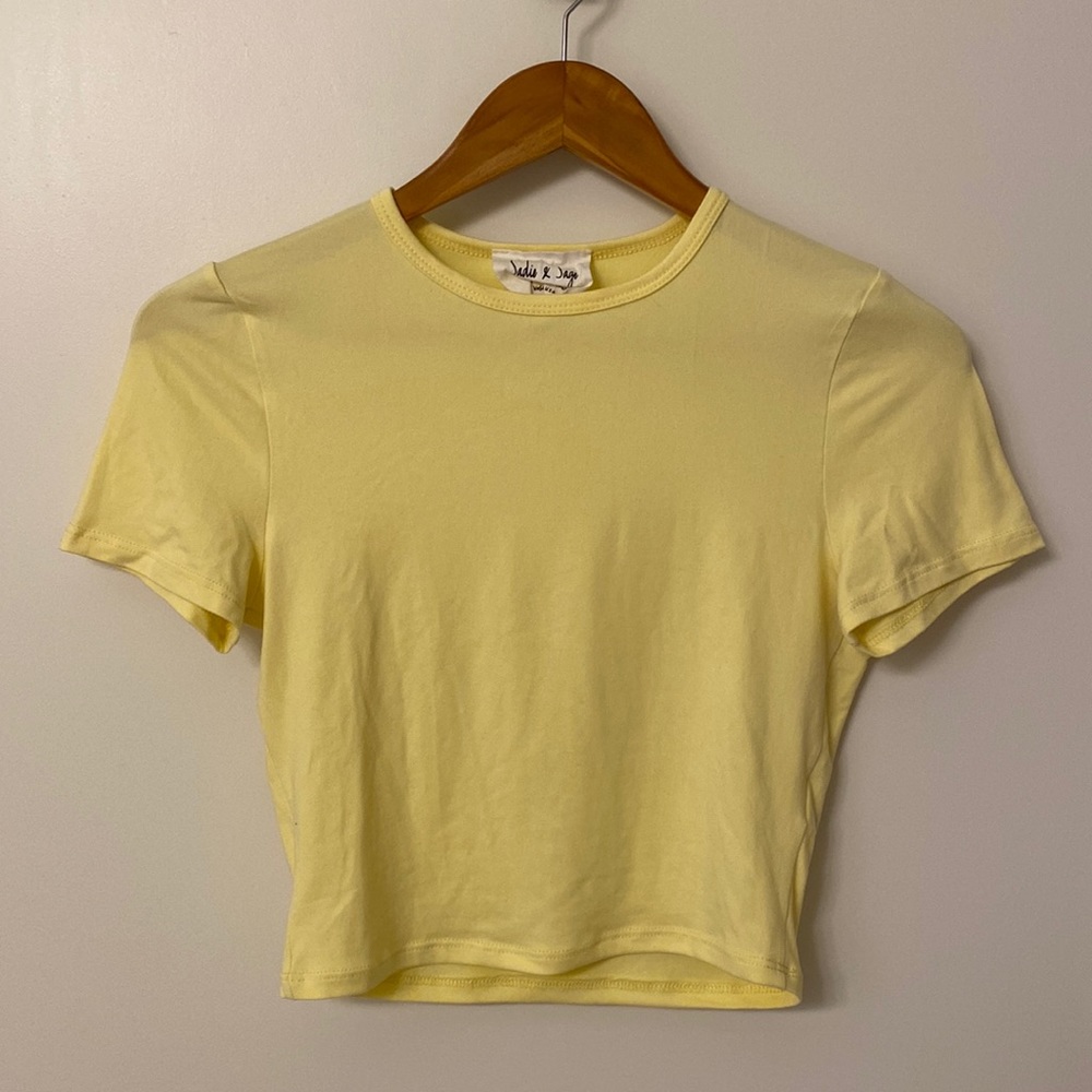Short-sleeve yellow tee size small